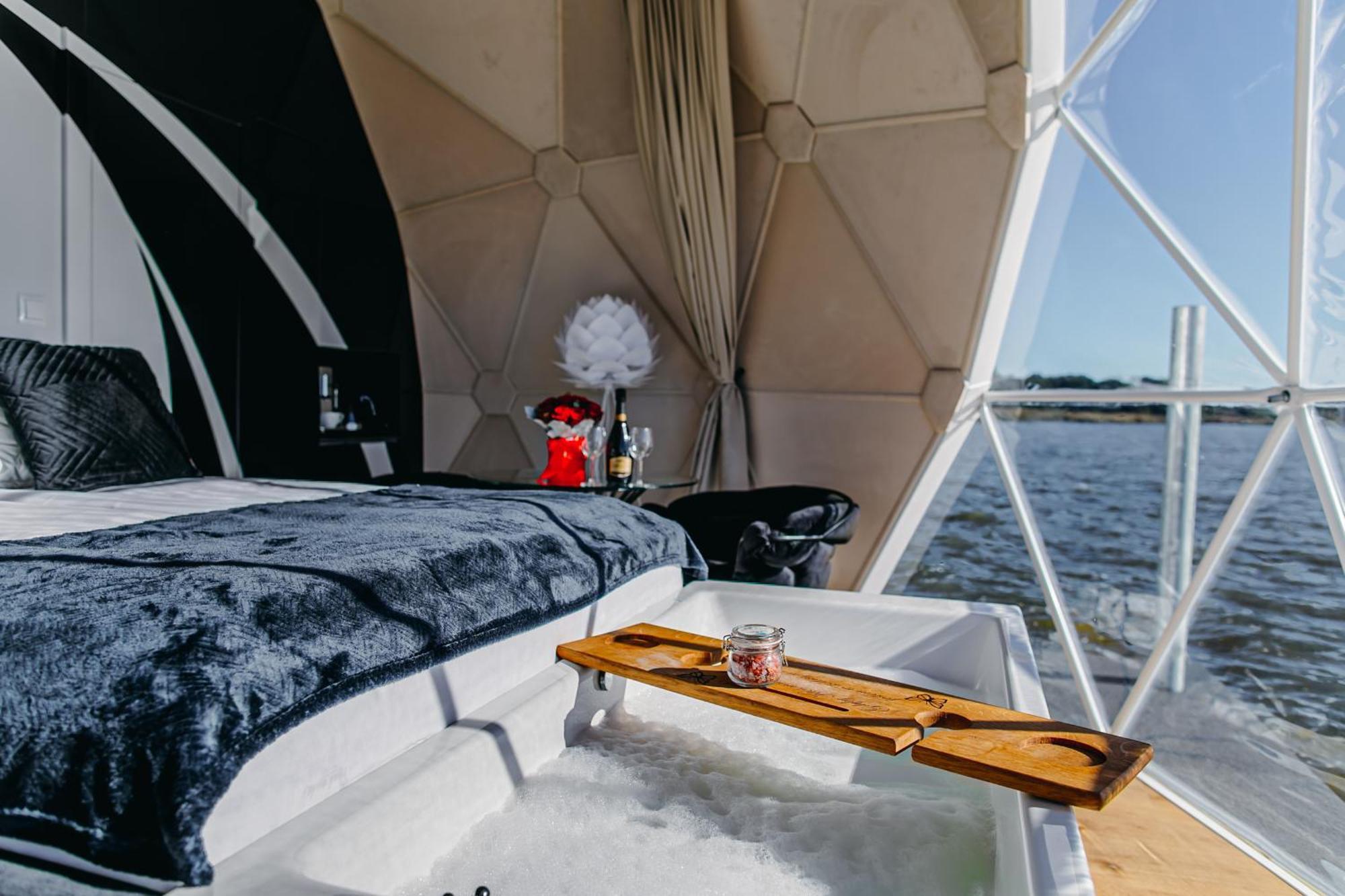 Domki na wodzie - Grand HT Houseboats - with sauna, jacuzzi&massage chair Mielno  Kamer foto