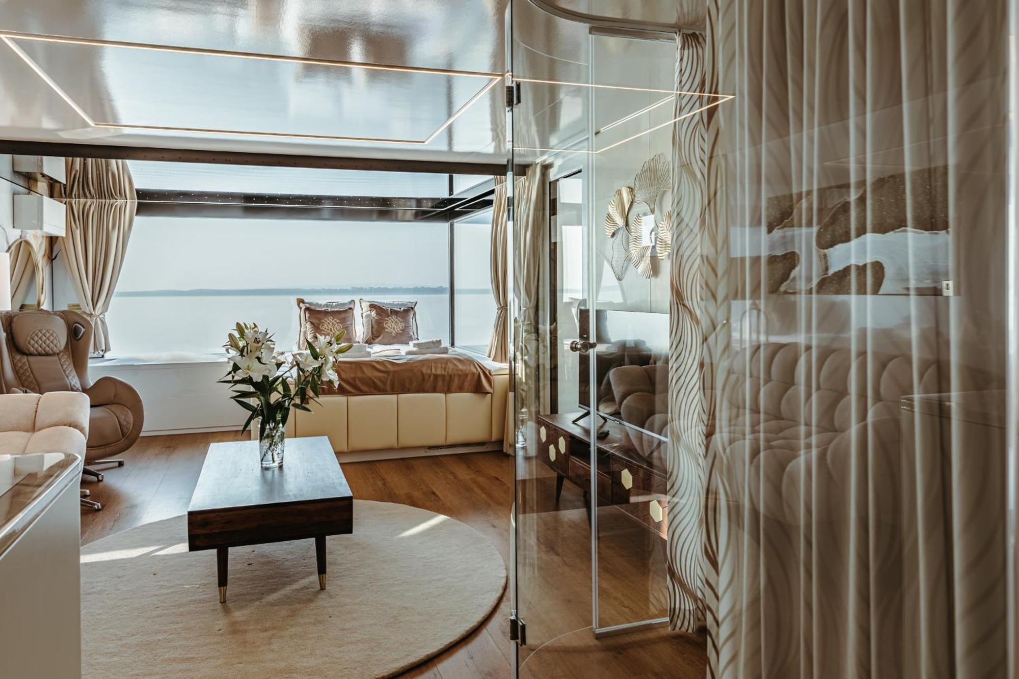 Domki na wodzie - Grand HT Houseboats - with sauna, jacuzzi&massage chair Mielno  Kamer foto